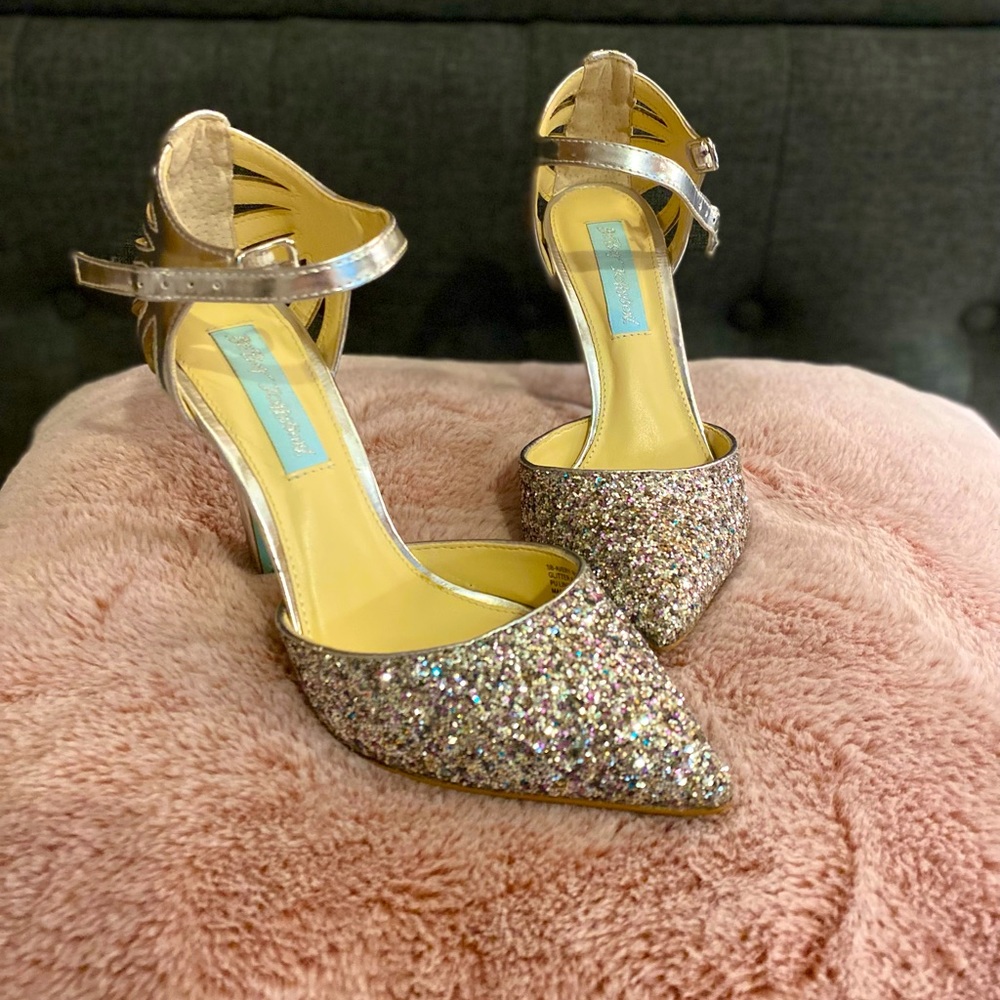 Betsey Johnson Size 6 d’orsay pumps